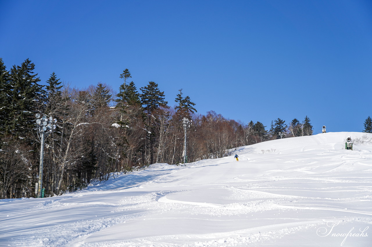 富良野スキー場 積雪100cm、オープン初日から滑走距離3,400ｍのロングダウンヒルが可能！最高のコンディションでシーズン開幕です♪